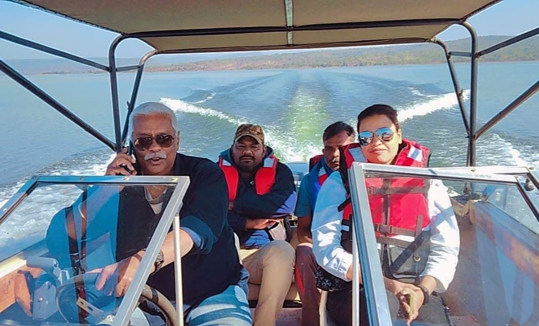 Guests setting out on a speedboat ride across the reservoir