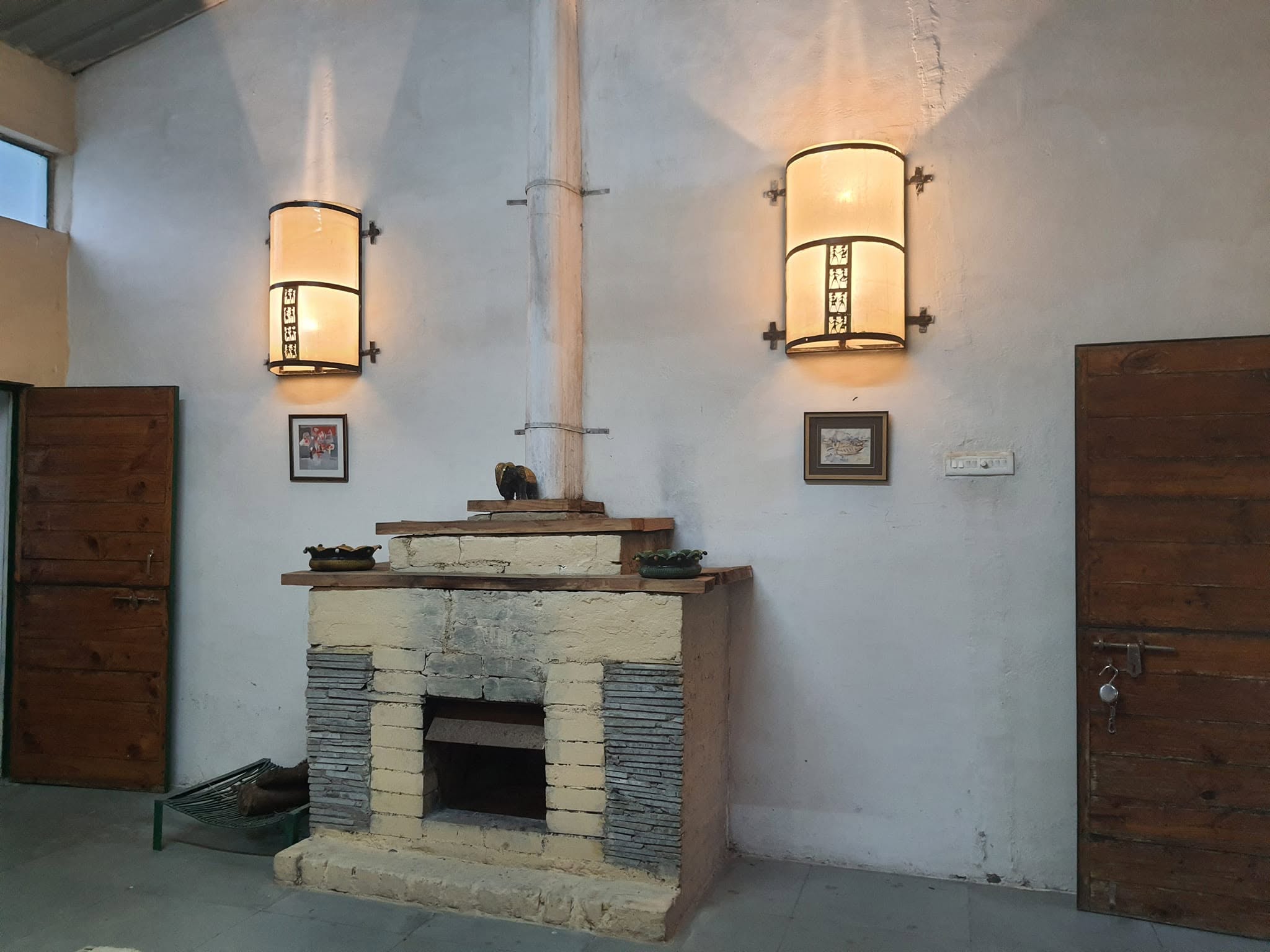 Room with a fireplace and warm wall lamps